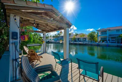 Image de P29 - Charmant 3 chambres, 2 salles de bains en duplex avec amarrage en eau profonde et adhésion au Cabana Club