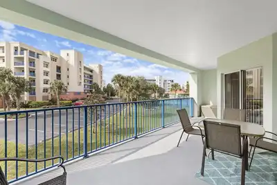 Image de Spacieuse unité familiale dans un complexe de style complexe avec vue sur l'océan!