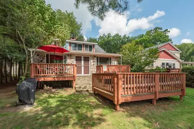 Image de Willow Point - Accueil au bord du lac avec bain à remous extérieur et ponton privé