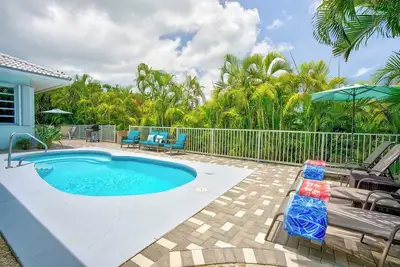Image de P27 - ACCÈS À La Plage PRIVÉE! Pool house avec tout ce dont vous avez besoin pour des vacances inoubliables. 3 chambres 2 salles de bains avec des impuretés en eau profonde.