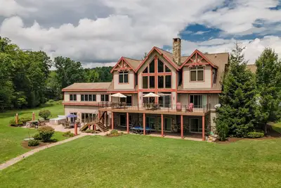 Image de Beyond Bliss - Magnifique magnifique maison au bord du lac avec piscine intérieure privée et cinéma maison
