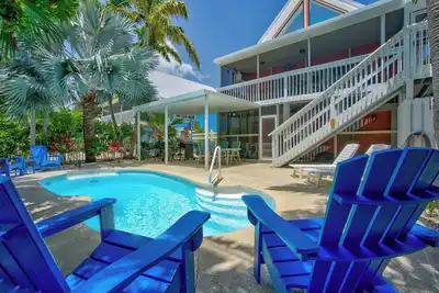 Image de P78 - Charmante maison de plage juste en bas de la route de Sombrero Beach. 3 chambres 2 salles de bain avec quai et piscine