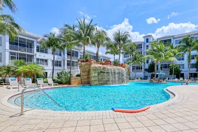 Image de Magnifique condo avec 2 piscines, 2 bains à remous et bar tiki!