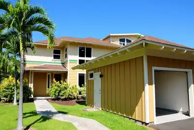 Image de Belle maison de ville avec des meubles exquis. Garage disponible pour les clients.