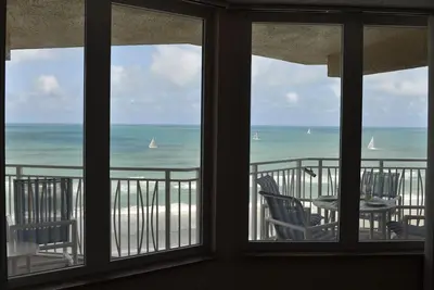 Image de Luxury Direct Oceanfront Condo - Mise à jour - Plage sans voiture! Propriétaire géré