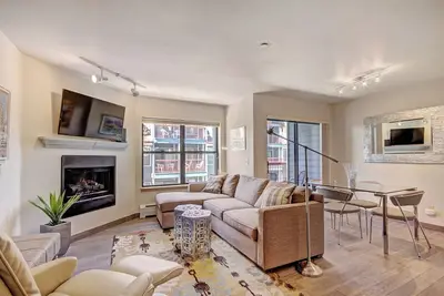 Image de Luminous 2Br 2Ba - Haut de gamme + Étapes pour s'amuser enneigé + Rue principale