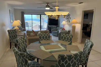 Image de Beachfront SeaBreeze Condo # 102 - Configuration familiale
