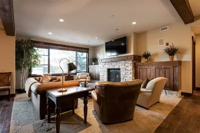 Image de Condo accueillant idéal pour les couples, à quelques pas du télésiège sur place - service de conciergerie, navette d'hiver