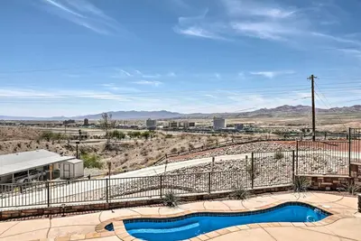 Image de Accueil avec piscine saisonnière et spa-5 Mi aux casinos de Laughlin!