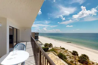 Image de Vacation Value. Surplombant le sable avec un parfait et Private View.