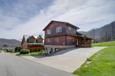 Image de Maggie Valley Cabin avec bain à remous privé et salle de jeux!