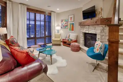 Image de Ski in, ski out townhome avec décor joyeux, conciergerie et service de navette d'hiver
