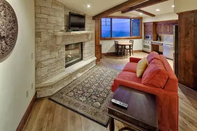 Image de Chaleureux condo de ski-in, ski-out de luxe avec bain à remous partagé, navette gratuite et commodités de lodge