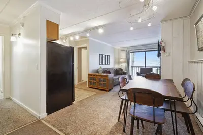 Image de Condo récemment rénové avec navette pour pistes \/ maison de ski
