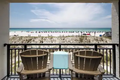 Image de Location de vacances abordable avec une vue de million de dollars.