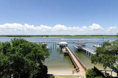 Image de Confortable maison de soundfront offre une vue apaisante sur son avec quai de bateau