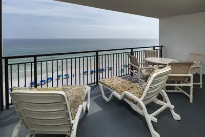 Image de Location de vacances abordable avec une vue de million de dollars.
