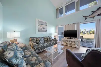 Image de Three Bedroom, Three Bathroom Condominium Mere Footprints to the Beach