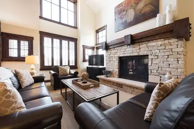 Image de Cottage en pente avec un décor moderne, concierge sur place et navette d’hiver.