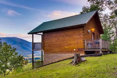 Situé sur 40 acres de terres de la famille Hatcher avec un sentier de randonnée privé