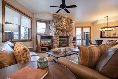 Image de Cx313 by Mountain Resorts: Plan d'étage spacieux ~ Local à skis et à chaussures ~ Piscine et bain à remous