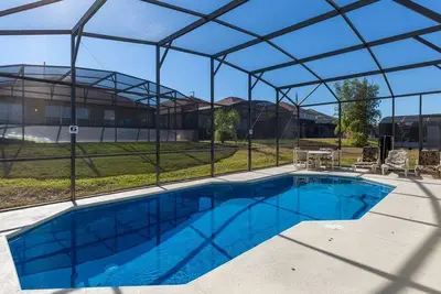 Image de Maison de piscine moderne avec salle de jeux, 2 suites et à seulement 15 minutes des parcs à thème!