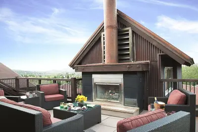 Image de Penthouse accueillant avec foyer extérieur, conciergerie et service de navette en hiver - marche jusqu'au télésiège