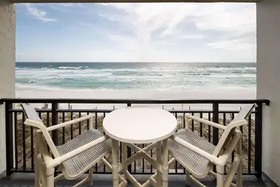 Image de Location de vacances abordable avec une vue de million de dollars.
