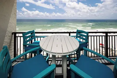 Image de Location de vacances abordable avec une vue de million de dollars.