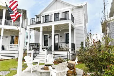 Image de Carlton Landing-Perfect mix of elegance and comfort! Right on Redbud Park!