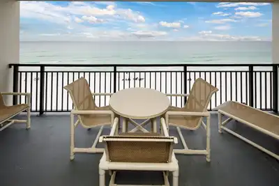 Image de Location de vacances abordable avec une vue de million de dollars.