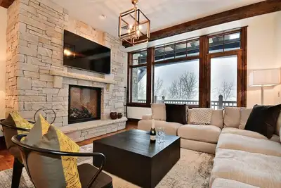 Image de Ski-in, ski-out condo de luxe avec une vue imprenable, bain à remous partagé, navette gratuite et commodités de lodge