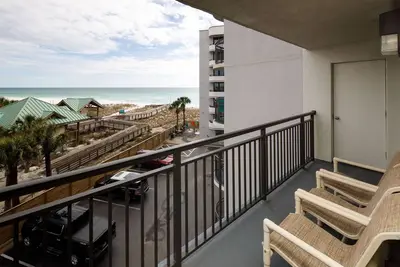 Image de Location de vacances abordable avec une vue de million de dollars.