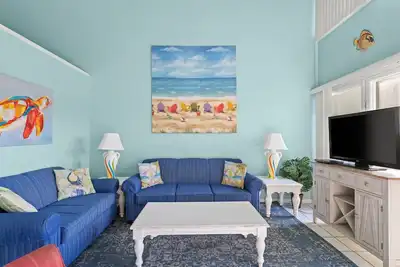 Image de Three Bedroom, Three Bathroom Condominium Mere Footprints to the Beach
