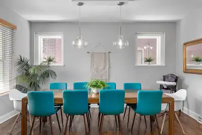 Image de Spacieuse maison historique rénovée - Familiale et à 15 minutes de tout!