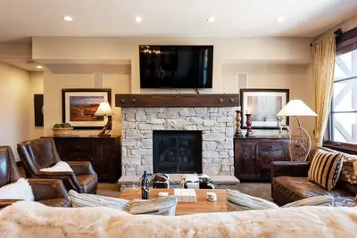 Image de Condo moderne avec décor de ski classique - tél��siège sur place, conciergerie et service de navette en hiver