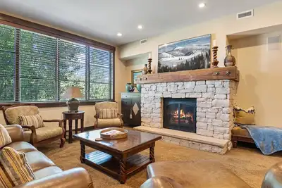 Image de Condo de ski classique avec suites king et vue sur le terrain de golf - concierge sur place et navette d'hiver