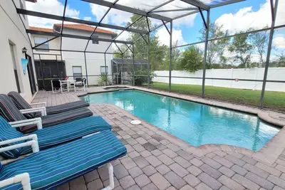 Image de Maison exécutive dans la communauté fermée avec piscine spa, salle de jeux, à proximité des commerces