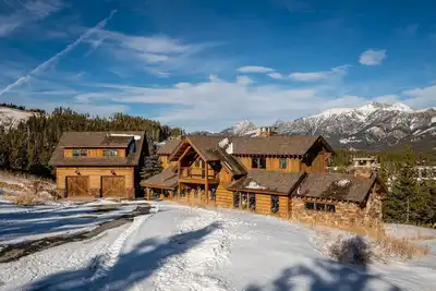 Image de Spectaculaire ski-in, ski-out lodge avec bain à remous, home cinéma, et beaucoup d'espace pour les grands groupes
