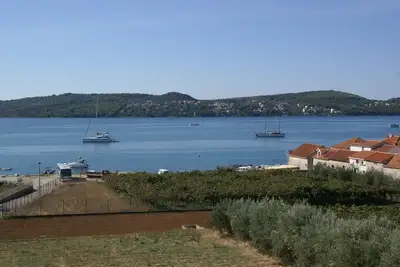 Image de Appartement de deux chambres avec la terrasse et la vue sur le mer Seget Donji, Trogir (A-2041-c)