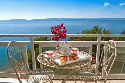 Image de Appartement d'une chambre avec la terrasse et la vue sur le mer Pisak, Omis (A-1004-b)