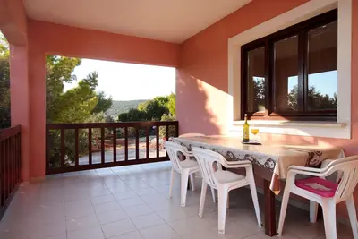 Image de Appartement de trois chambres avec la terrasse et la vue sur le mer Zavalatica, Korcula (A-4458-a)