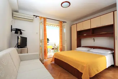 Garçonnière avec le balcon et la vue sur le mer Podgora, Makarska (As-4332-a)