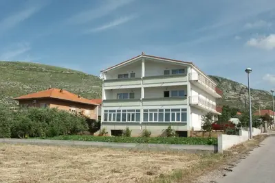 Image de Appartement de deux chambres avec la terrasse et la vue sur le mer Seget Donji, Trogir (A-2041-b)