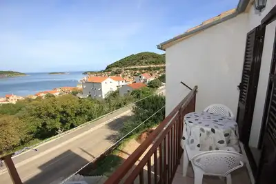 Appartement de deux chambres avec le balcon et la vue sur le mer Vis (A-8448-a)