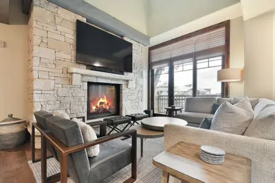Image de Empire Pass Ski in / Ski out Condo de luxe- Vues imprenables, Navette gratuite, Spa partagé, Local à ski