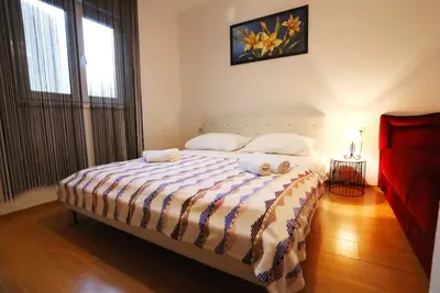 Image de Appartement de deux chambres avec la terrasse et la vue sur le mer Poljica, Trogir (A-5199-a)