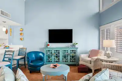 Image de Three Bedroom, Three Bathroom Condominium Mere Footprints to the Beach