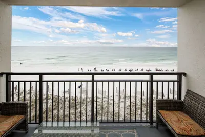 Image de Location de vacances abordable avec une vue de million de dollars.