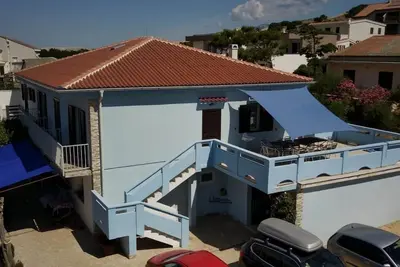 Image de Appartement de quatre chambres avec la terrasse et la vue sur le mer Pag (A-6325-a)